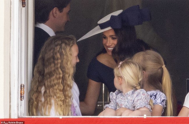 Thời khắc khó quên: Nữ hoàng Anh rạng rỡ xuất hiện trên ban công Cung điện cùng gia đình, có cử chỉ đầy xúc động với con nhà Công nương Kate - Ảnh 9.