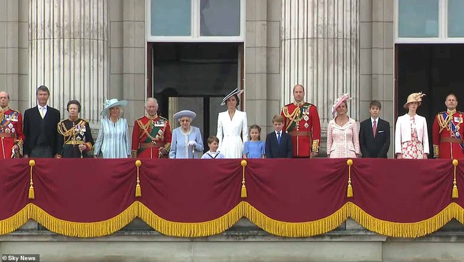 Những khoảnh khắc vô cùng đáng yêu của Hoàng tử Louis tại lễ diễu hành mừng Đại lễ Bạch Kim của Nữ hoàng Anh, đúng là bản sao của Công tước Cambridge! - Ảnh 5.