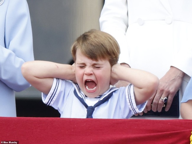 Prince Louis's adorable moments at the Queen's Platinum Parade, a true replica of the Duke of Cambridge!  - Photo 8.