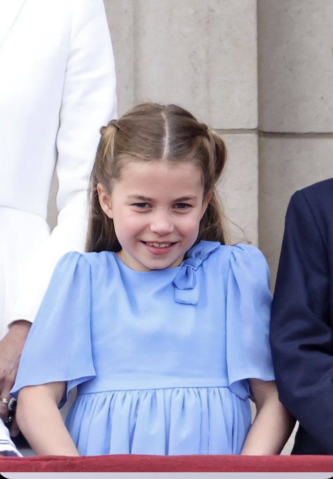 Khoảnh khắc cúi đầu đầy ý nghĩa của 3 con nhà Kate và Công chúa Charlotte chiếm spotlight với loạt biểu cảm đáng yêu - Ảnh 8.