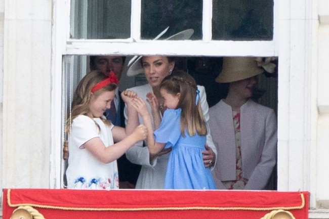 Khoảnh khắc cúi đầu đầy ý nghĩa của 3 con nhà Kate và Công chúa Charlotte chiếm spotlight với loạt biểu cảm đáng yêu - Ảnh 4.