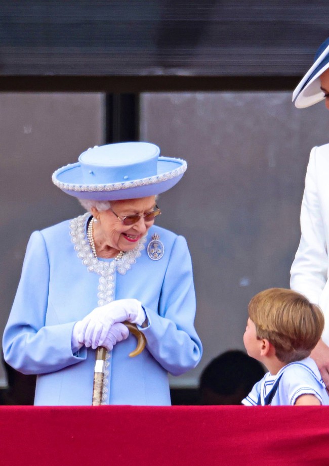 Thời khắc khó quên: Nữ hoàng Anh rạng rỡ xuất hiện trên ban công Cung điện cùng gia đình, có cử chỉ đầy xúc động với con nhà Công nương Kate - Ảnh 7.