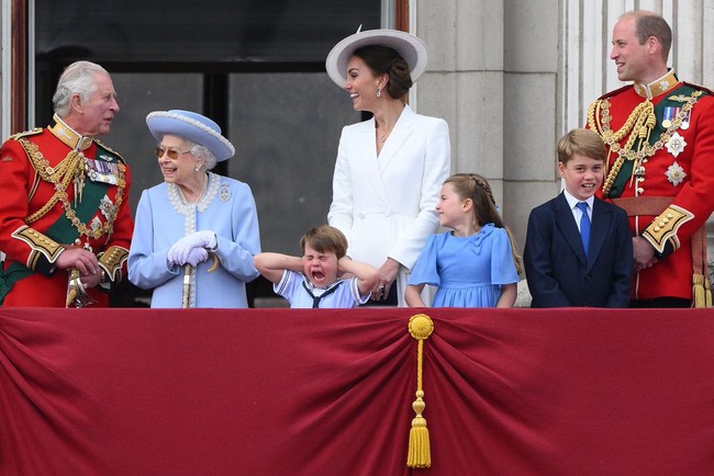 Nữ hoàng Anh thắp sáng 3.500 đèn hiệu mừng đại lễ Bạch Kim, đưa ra quyết định khiến người hâm mộ tiếc nuối - Ảnh 5.