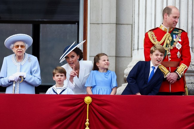 Thời khắc khó quên: Nữ hoàng Anh rạng rỡ xuất hiện trên ban công Cung điện cùng gia đình, có cử chỉ đầy xúc động với con nhà Công nương Kate - Ảnh 3.