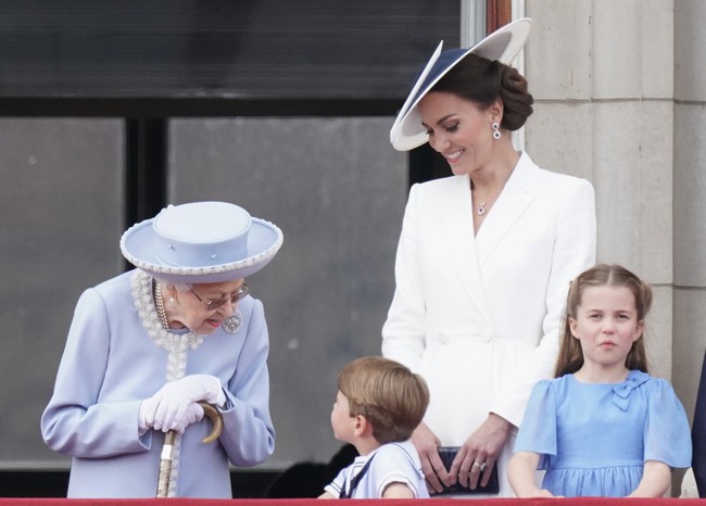 Thời khắc khó quên: Nữ hoàng Anh rạng rỡ xuất hiện trên ban công Cung điện cùng gia đình, có cử chỉ đầy xúc động với con nhà Công nương Kate - Ảnh 6.