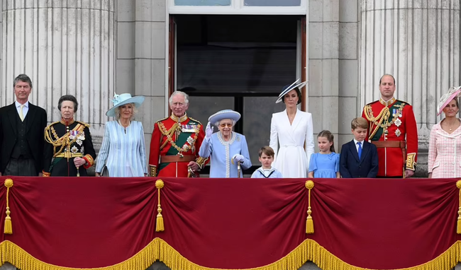 Thời khắc khó quên: Nữ hoàng Anh rạng rỡ xuất hiện trên ban công Cung điện cùng gia đình, có cử chỉ đầy xúc động với con nhà Công nương Kate - Ảnh 2.