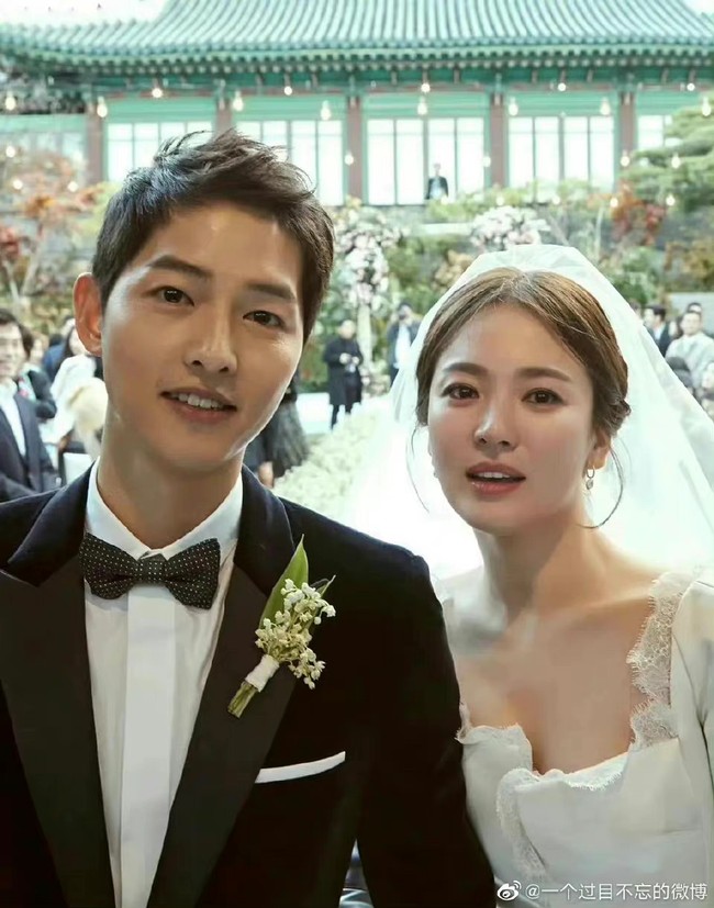 Ảnh cưới của sao Hàn - Trung bất ngờ xôn xao trở lại: Song Hye Kyo - Song Joong Ki ly hôn rồi vẫn được nhắc tới - Ảnh 1.