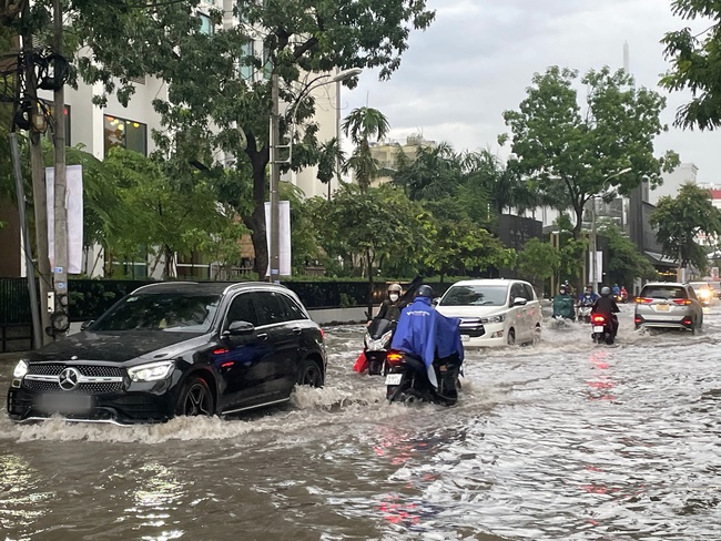 Khu nhà giàu Thảo Điền ngập nặng sau mưa, nhiều xế hộp bạc tỷ chết máy, &quot;bì bõm&quot; trong nước - Ảnh 4.