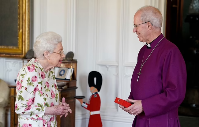 Nữ hoàng Anh xuất hiện với chi tiết khác thường gây chú ý, tặng &quot;đặc quyền&quot; mới cho vợ chồng Công nương Kate - Ảnh 2.