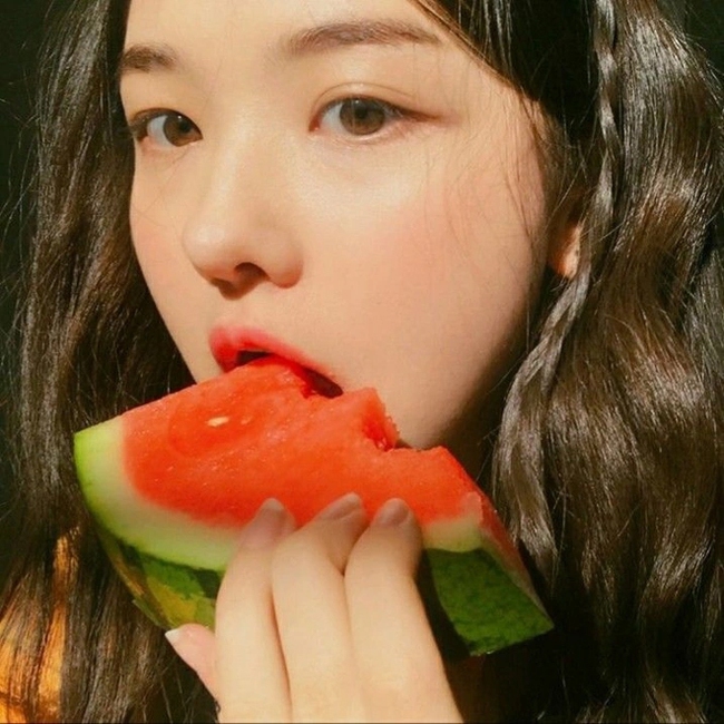 7 thay đổi của làn da khi ăn dưa hấu thường xuyên vào mùa hè hầu hết chị em không biết - Ảnh 1.