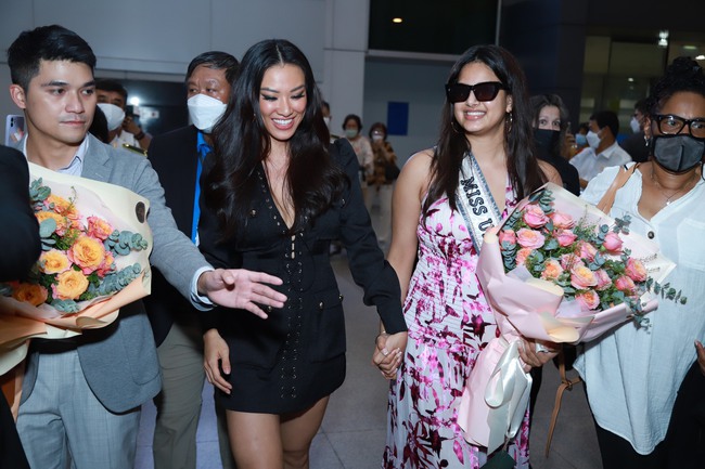 Đương kim Hoa hậu Hoàn vũ Harnaaz Kaur Sandhu đã đến Việt Nam, Á hậu Kim Duyên và fan tiếp đón nồng nhiệt - Ảnh 2.