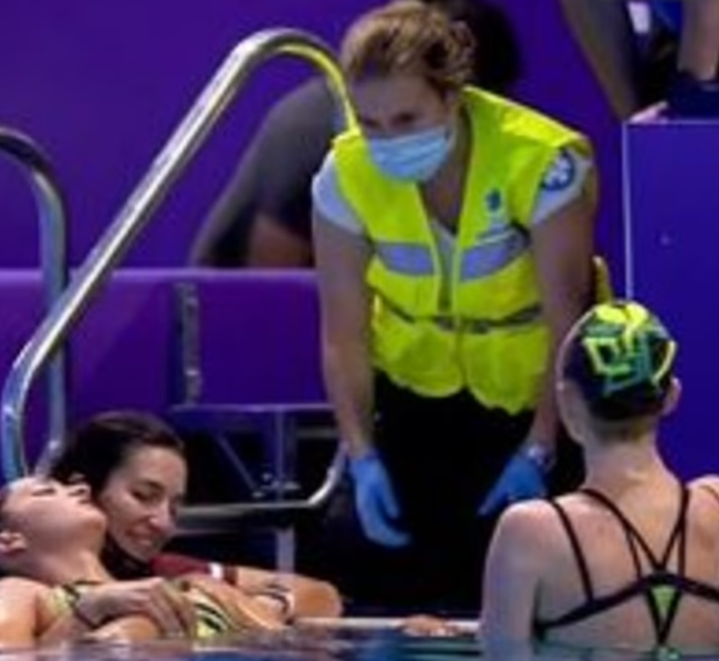 Khoảnh khắc nghẹt thở: VĐV bơi ngất xỉu chìm xuống đáy bể khi đang thi đấu, huấn luyện viên lao mình xuống cứu - Ảnh 6.