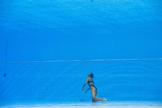 Khoảnh khắc nghẹt thở: VĐV bơi ngất xỉu chìm xuống đáy bể khi đang thi đấu, huấn luyện viên lao mình xuống cứu - Ảnh 1.