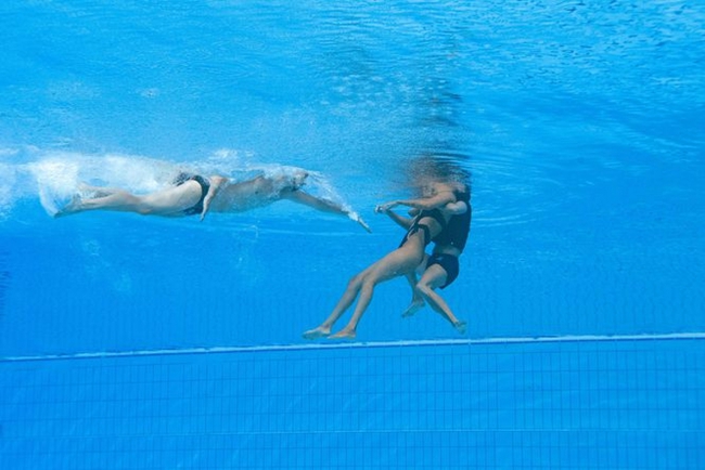 Khoảnh khắc nghẹt thở: VĐV bơi ngất xỉu chìm xuống đáy bể khi đang thi đấu, huấn luyện viên lao mình xuống cứu - Ảnh 3.