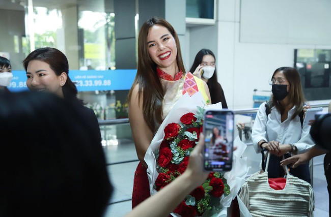 Không đi thi nhưng 2 người đẹp này đang gây sốt tại Miss Universe Vietnam: Đẹp xuất sắc còn học cực giỏi, tốt nghiệp toàn trường top - Ảnh 3.