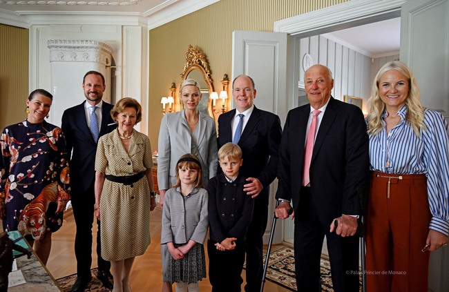 Trước nghi vấn hôn nhân rạn nứt, vợ chồng Vương phi Monaco có động thái đáp trả cao tay - Ảnh 4.