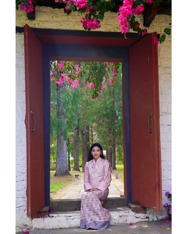Hoàng hậu vạn người mê của Bhutan đón sinh nhật với vẻ đẹp không tuổi, để 