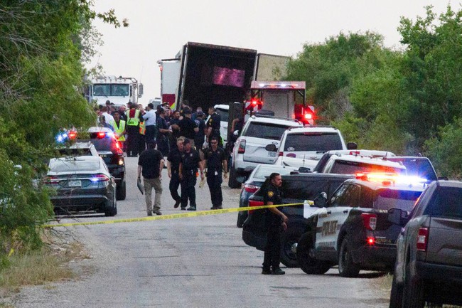 Cảnh tượng bi thảm: 46 người được phát hiện tử vong trong xe đầu kéo ở Mỹ - Ảnh 1.