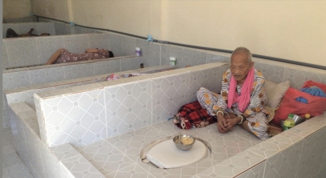 Sự thật về tấm ảnh "giường nuôi dưỡng người già" được chụp tại Trung tâm Công tác xã hội tỉnh Vĩnh Long - Ảnh 1.