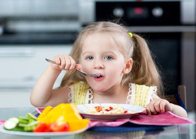 6 sai lầm phổ biến khi cha mẹ cho trẻ ăn sáng khiến con ngày càng kém thông minh - Ảnh 1.