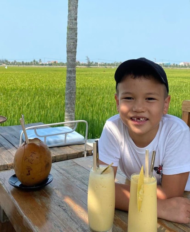 The child was beaten by a classmate, not allowed to play with anyone, a businesswoman in Ho Chi Minh City has a very clever way of handling it: Not getting angry, but also being given more gifts - Photo 2.