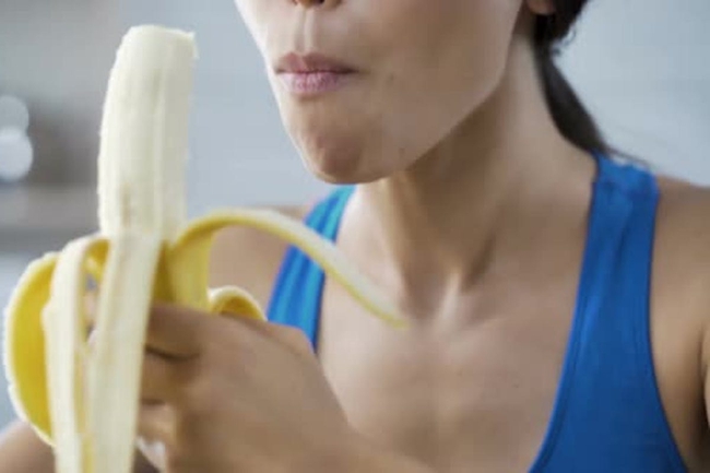 What happens to a woman's body when she eats 1 banana a day?  - Photo 3.