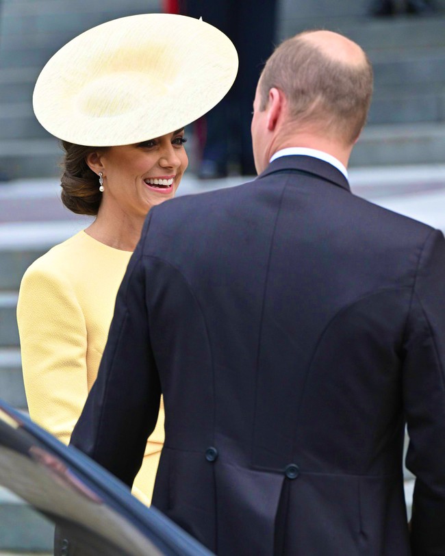 The opposite expressions of Prince William and Harry at the Platinum ceremony - Photo 1.