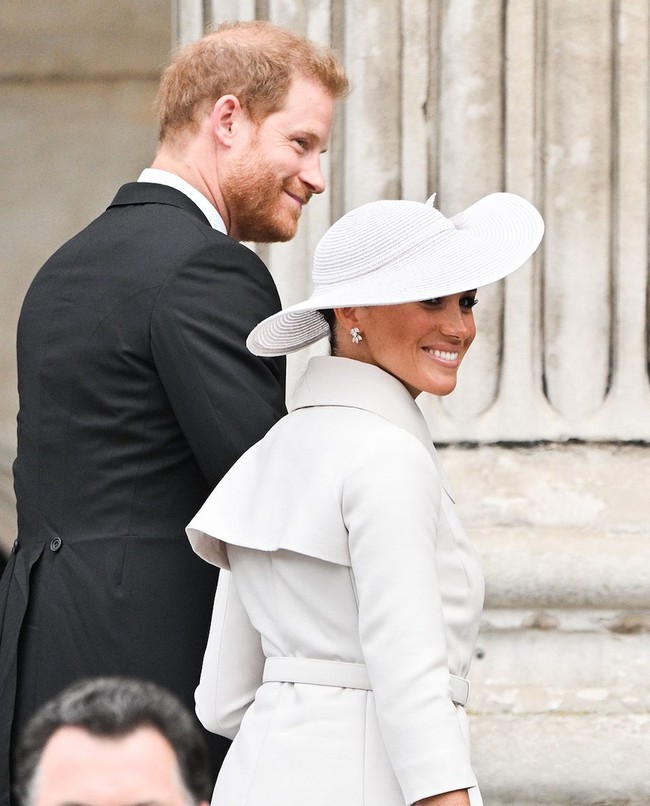 The opposing expressions of Prince William and Harry at the Platinum ceremony - Photo 2.