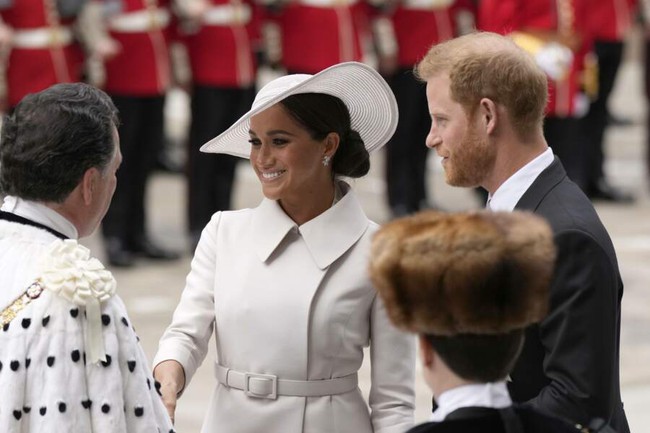 Khoảnh khắc Harry và Meghan Markle tình tứ bên nhau tại Lễ Tạ ơn Nữ hoàng, thể hiện sự quan tâm bằng những chi tiết rất tinh tế - Ảnh 1.