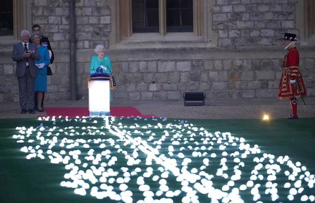 Nữ hoàng Anh thắp sáng 3.500 đèn hiệu mừng đại lễ Bạch Kim, đưa ra quyết định khiến người hâm mộ tiếc nuối - Ảnh 3.