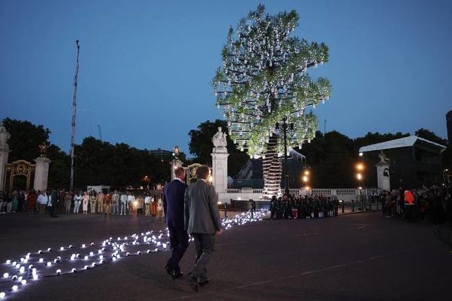 Nữ hoàng Anh thắp sáng 3.500 đèn hiệu mừng đại lễ Bạch Kim, đưa ra quyết định khiến người hâm mộ tiếc nuối - Ảnh 4.