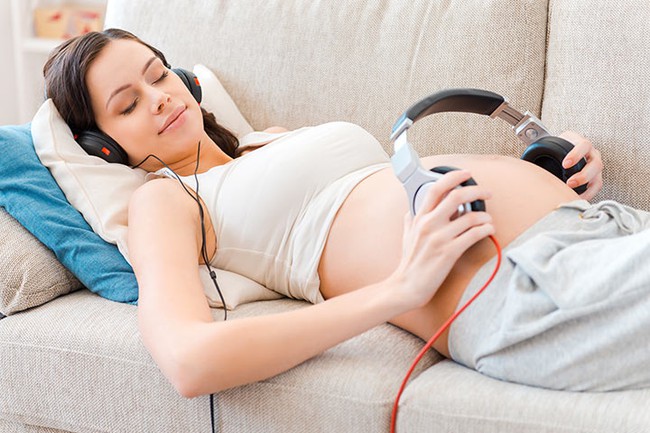 Cách cho con nghe nhạc từ trong bụng mẹ như thế nào để trẻ sinh ra thông minh vuột trội? - Ảnh 1.