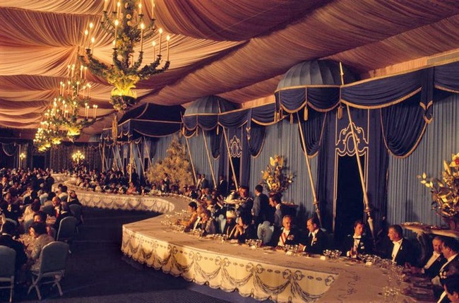 Những bữa tiệc xa hoa đến mức đi vào sách lịch sử, có vị vua bỏ 175 triệu USD tổ chức lễ kỷ niệm - Ảnh 3.