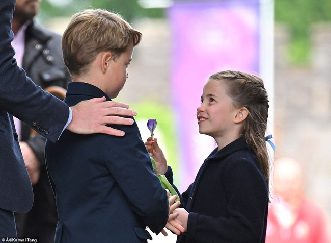 Khoảnh khắc làm tan chảy trái tim của Công chúa Charlotte với Hoàng tử George cùng loạt giây phút ngọt ngào khác - Ảnh 4.
