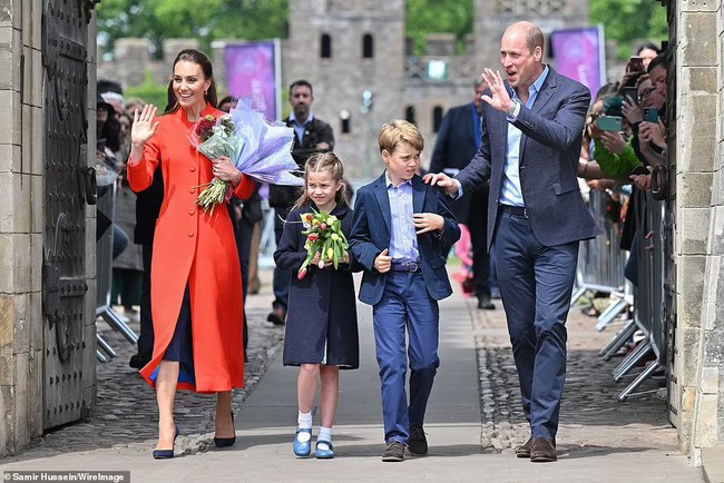Khoảnh khắc làm tan chảy trái tim của Công chúa Charlotte với Hoàng tử George cùng loạt giây phút ngọt ngào khác - Ảnh 1. Khoảnh khắc làm tan chảy trái tim của Công chúa Charlotte với Hoàng tử George cùng loạt giây phút ngọt ngào khác - Ảnh 1.