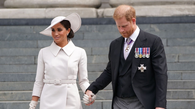 Chuyên gia phân tích: Hoàng tử Harry trông "phiền lòng sâu sắc" tại sự kiện Đại lễ Bạch Kim - Ảnh 2. Chuyên gia phân tích: Hoàng tử Harry trông "phiền lòng sâu sắc" tại sự kiện Đại lễ Bạch Kim - Ảnh 2.