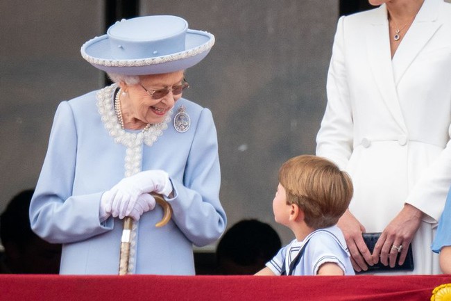 Chuyên gia đọc môi &quot;giải mã&quot; đoạn hội thoại giữa Nữ hoàng Anh với &quot;Hoàng tử bé&quot; Louis, tiết lộ sự dễ thương của cậu nhóc - Ảnh 1.