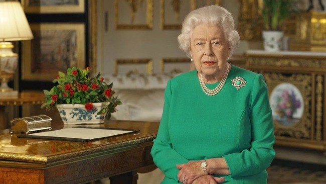 Lý do thật sự đằng sau &quot;màu xanh lá quyền lực&quot; của Nữ hoàng Anh trong những sự kiện quan trọng nhất - Ảnh 1.