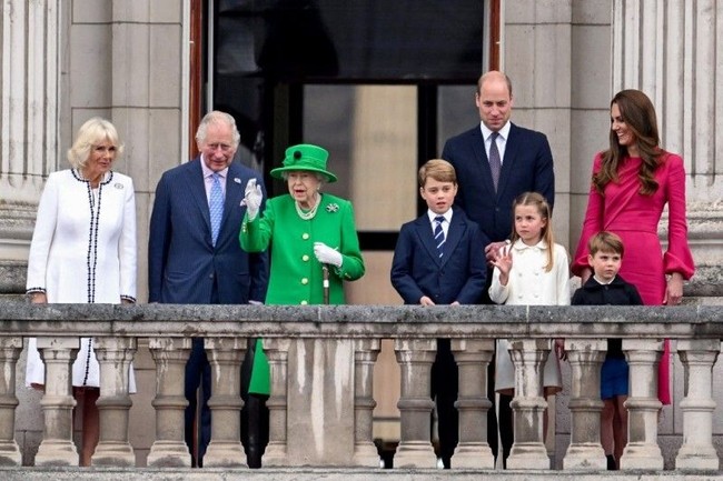 Bế mạc Đại lễ Bạch kim: Nữ hoàng Anh bất ngờ xuất hiện trên ban công Cung điện, đưa ra lời nhắn nhủ sâu sắc - Ảnh 5.