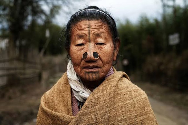 Strange tribe: Where women have to embarrass themselves to protect themselves - Photo 3.