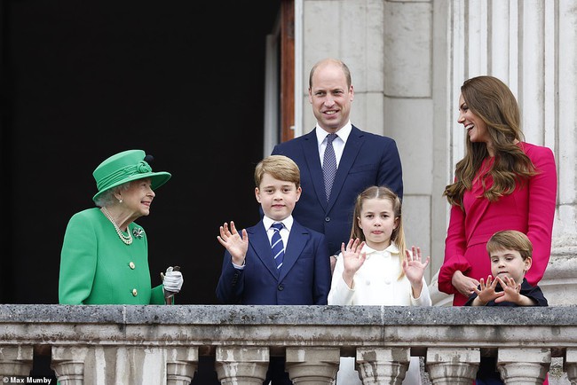 Princess Kate released a set of never-before-seen photos of the Platinum celebration, responding to her son Louis 