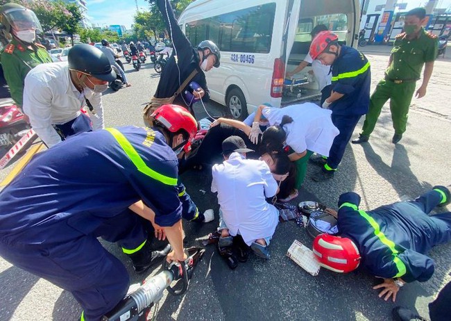 Rescued a girl with a broken arm, stuck in the wheel of a motorbike because she was wearing a sunscreen - Photo 1.