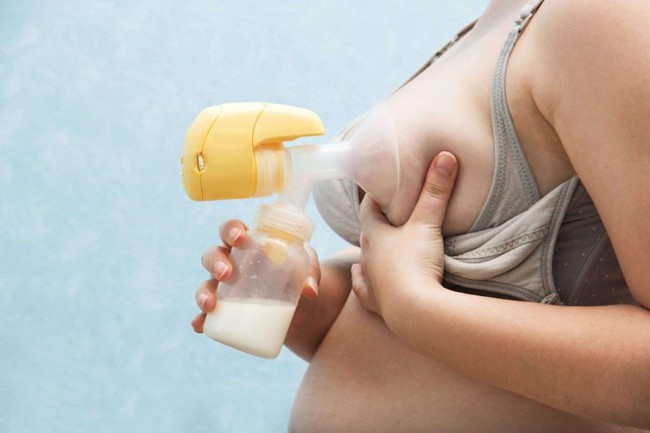 &quot;Bí quyết vàng&quot; giúp mẹ massage và vắt sữa bằng tay đúng cách, sữa về dào dạt con bú no nê, không lo ngực chảy xệ - Ảnh 1.