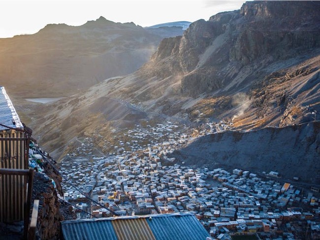 Life in the world's tallest town: Struggling with harsh nature, suffering from heavy pollution, but people still flock to reside - Photo 7.