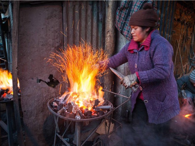 Life in the world's tallest town: Struggling with harsh nature, suffering from heavy pollution, but people still flock to reside - Photo 10.