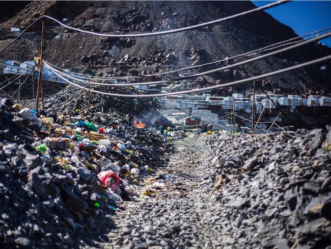 Life in the world's tallest town: Struggling with harsh nature, suffering from heavy pollution, but people still flock to reside - Photo 11.