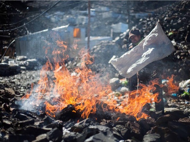 Life in the world's tallest town: Struggling with harsh nature, heavily polluted, but people still flock to reside - Photo 12.