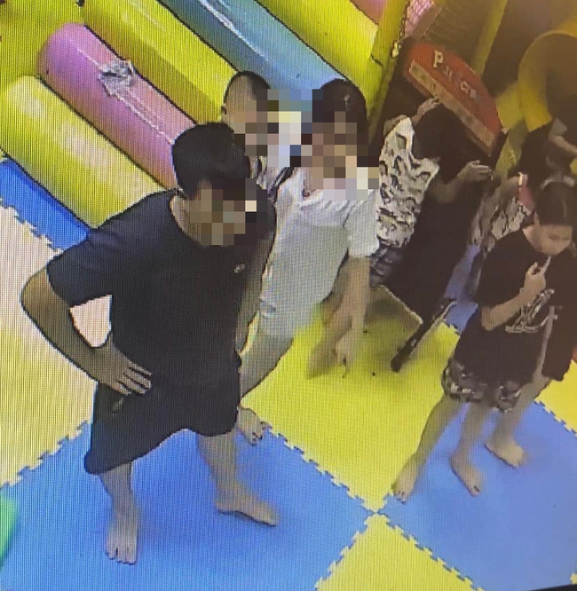 Find a man suspected of abusing a 4-year-old girl in the amusement park - Photo 3.
