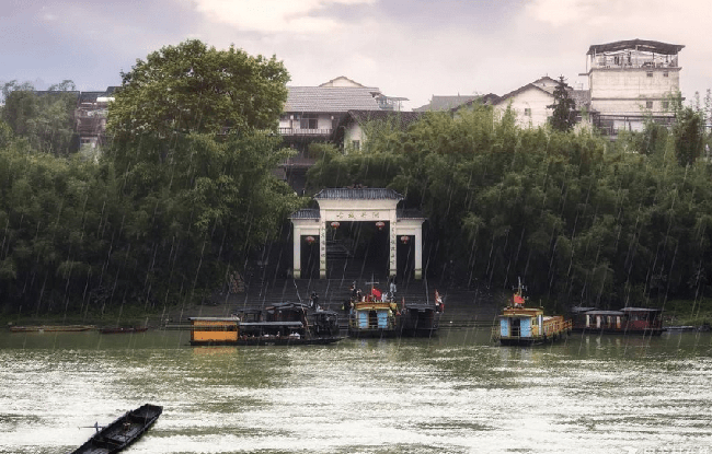 Kỳ lạ cổ trấn nổi trên mặt nước ở Trung Quốc: Du khách chỉ có thể đi bằng thuyền, là thiên đường dành cho phái nữ muốn giảm cân - Ảnh 1.