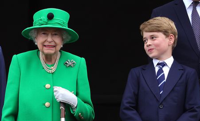 Hành động tế nhị của Nữ hoàng trên ban công Cung điện đã khiến cháu cố George của bà thay đổi - Ảnh 3.